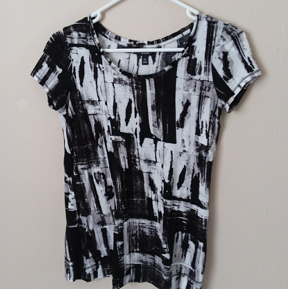 *FINAL. Black and White Vera Wang Tee
